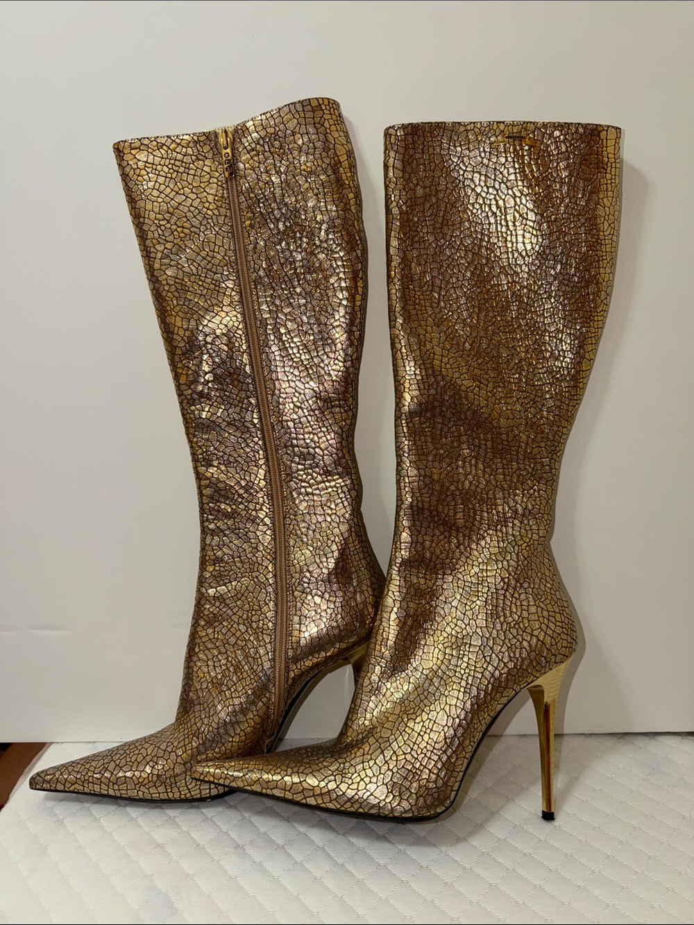 Gerardina Di Magio. Elegant Gold Stiletto Boots. Size 9.